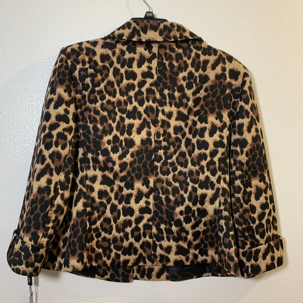 Tahari animal print soft comfy jacket.  Size 12 - Picture 4 of 5